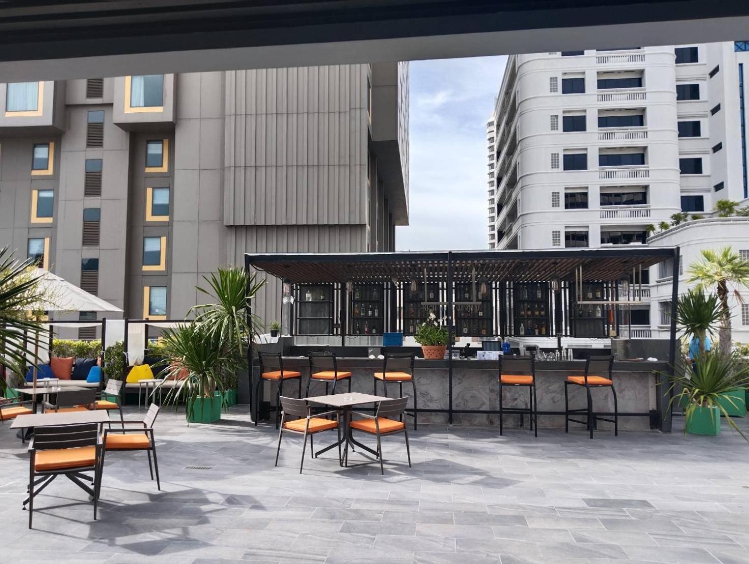 Citrus Suites Sukhumvit 6 By Compass Hospitality Bangkok Bagian luar foto