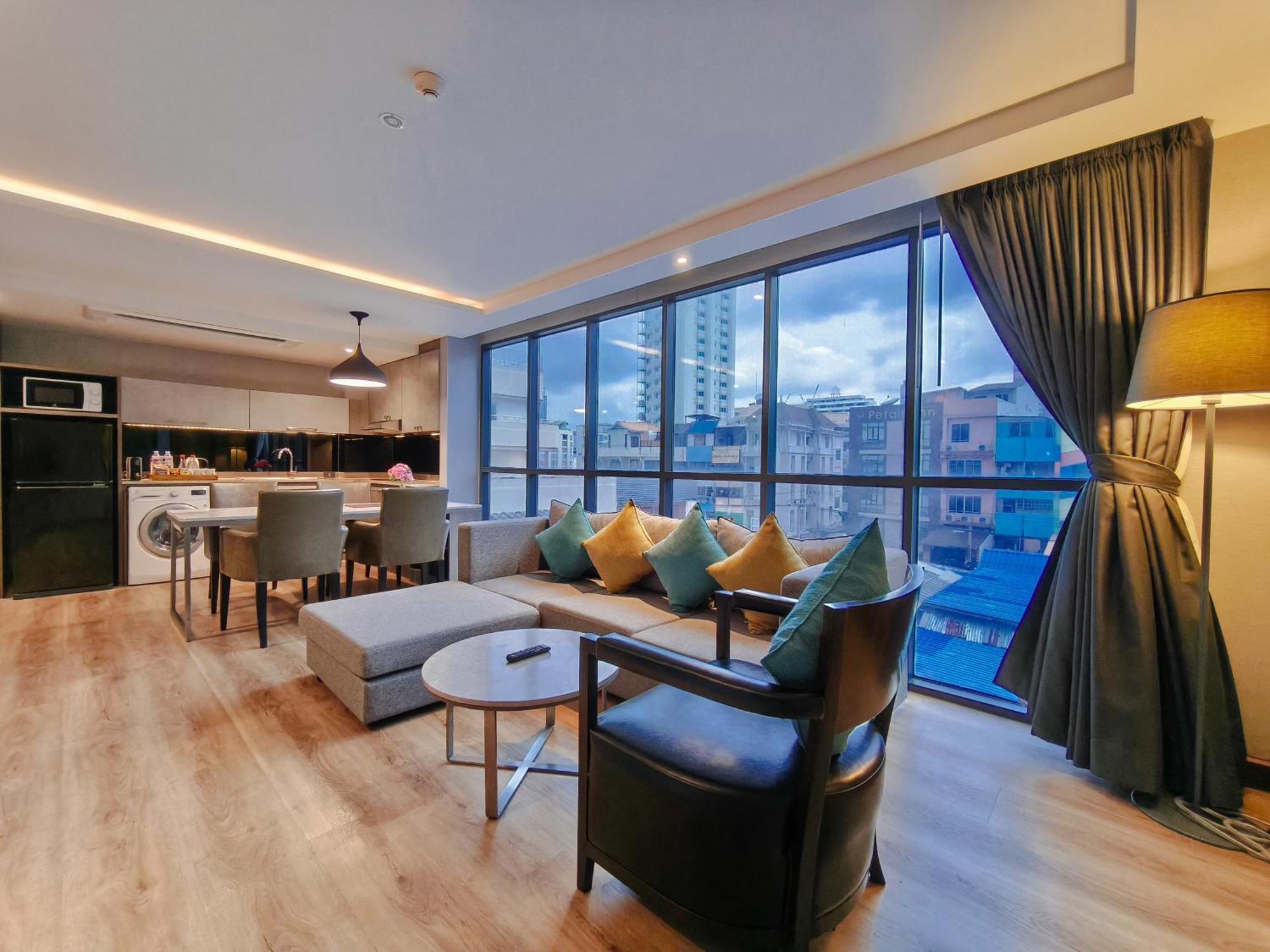 Citrus Suites Sukhumvit 6 By Compass Hospitality Bangkok Bagian luar foto