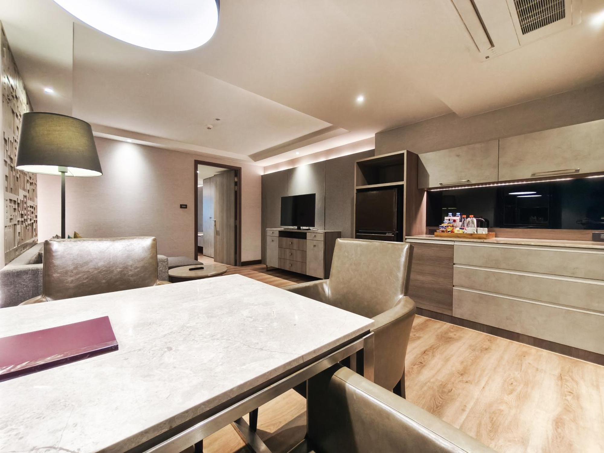 Citrus Suites Sukhumvit 6 By Compass Hospitality Bangkok Bagian luar foto