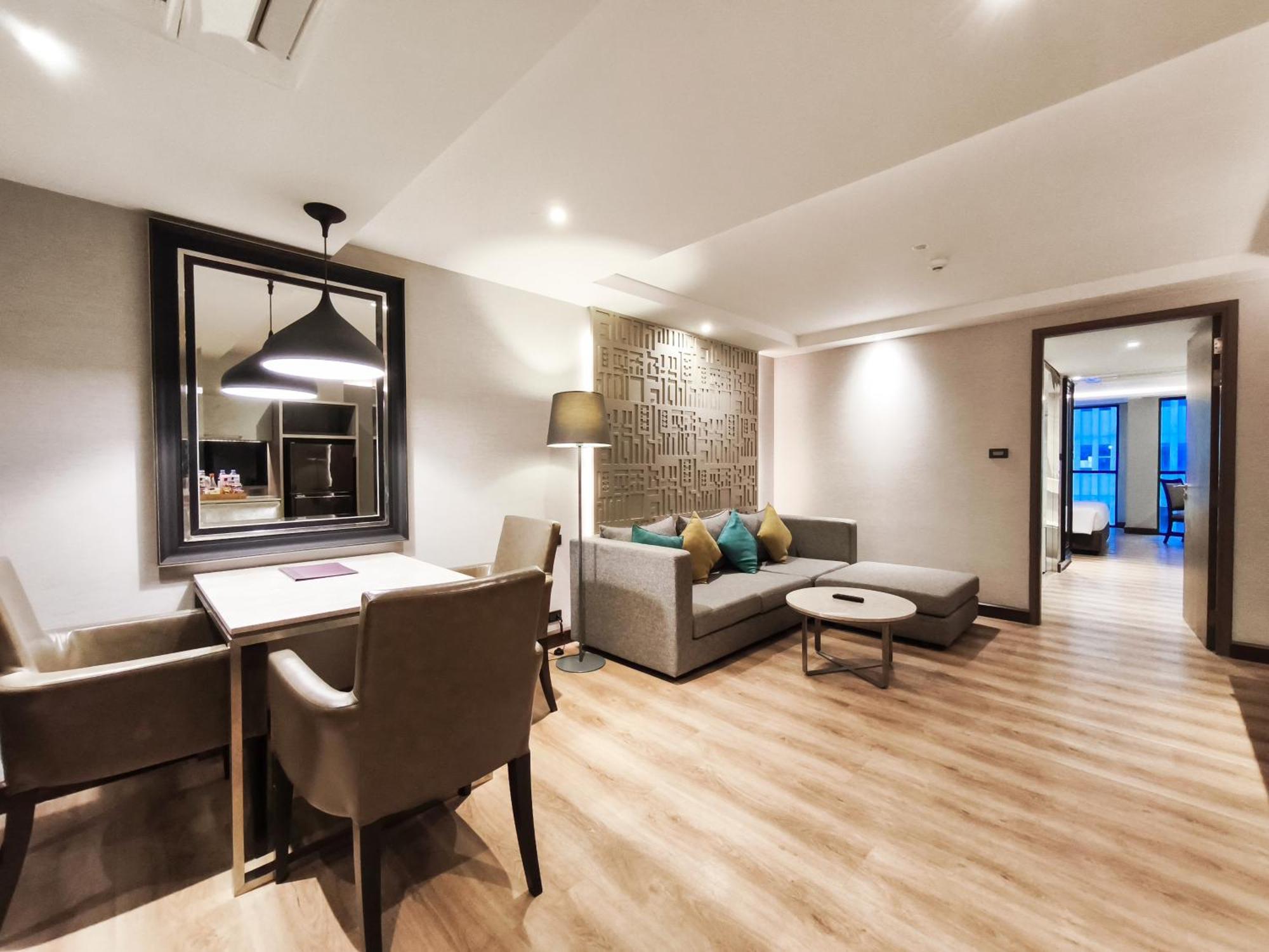 Citrus Suites Sukhumvit 6 By Compass Hospitality Bangkok Bagian luar foto